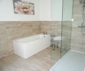 Baignoire, sĂšche-cheveux, serviettes fournies, savon