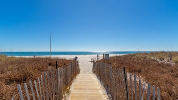 På stranden