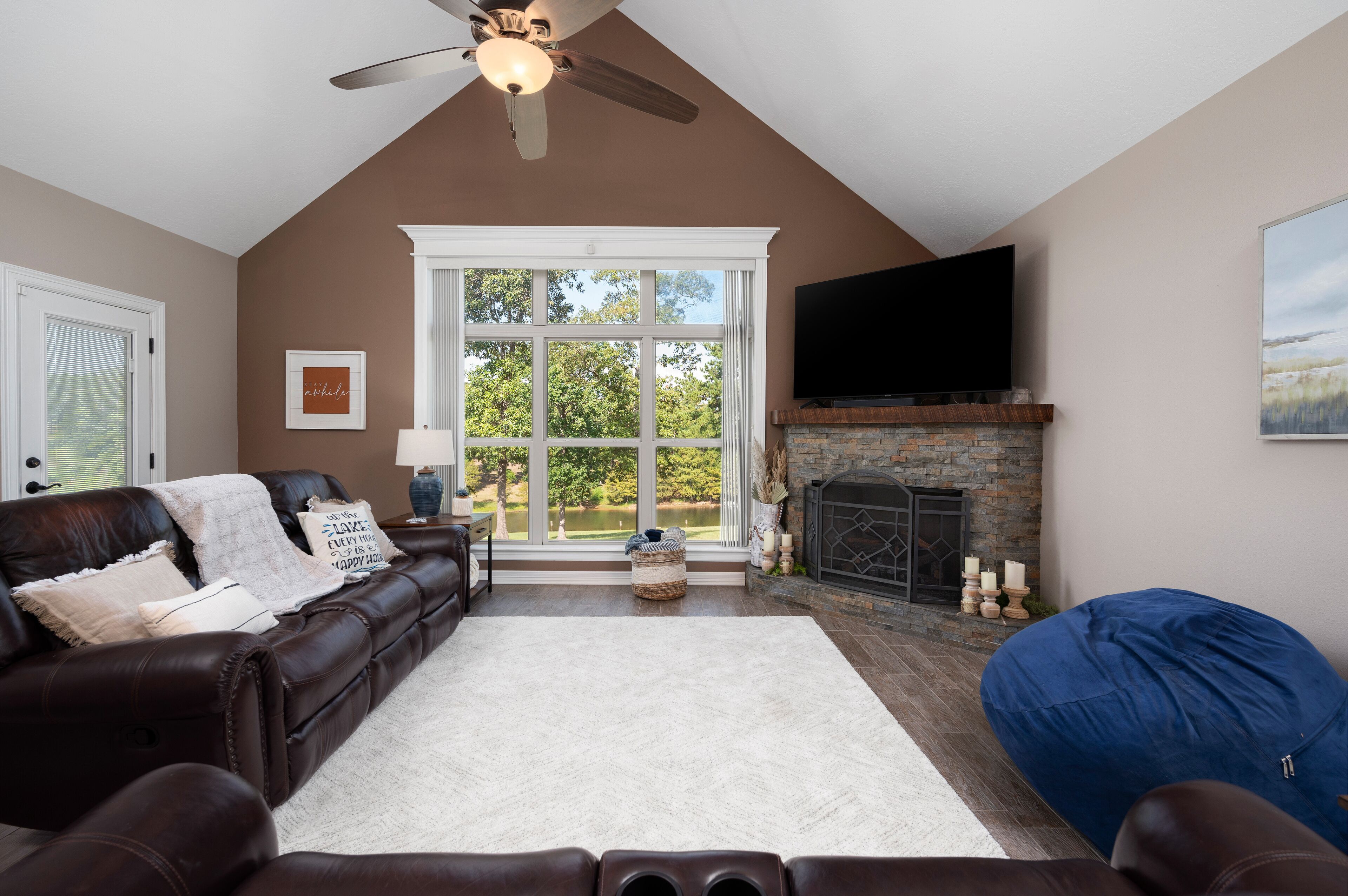 Smart TV, fireplace, books, stereo