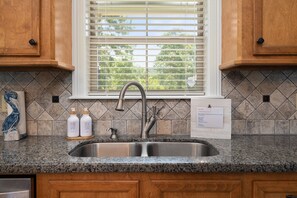Interior - 4BD 3BTH, Lakeview, huge covered outdoor patio Firepit, and Fishing @ Jolie Vue (Many)