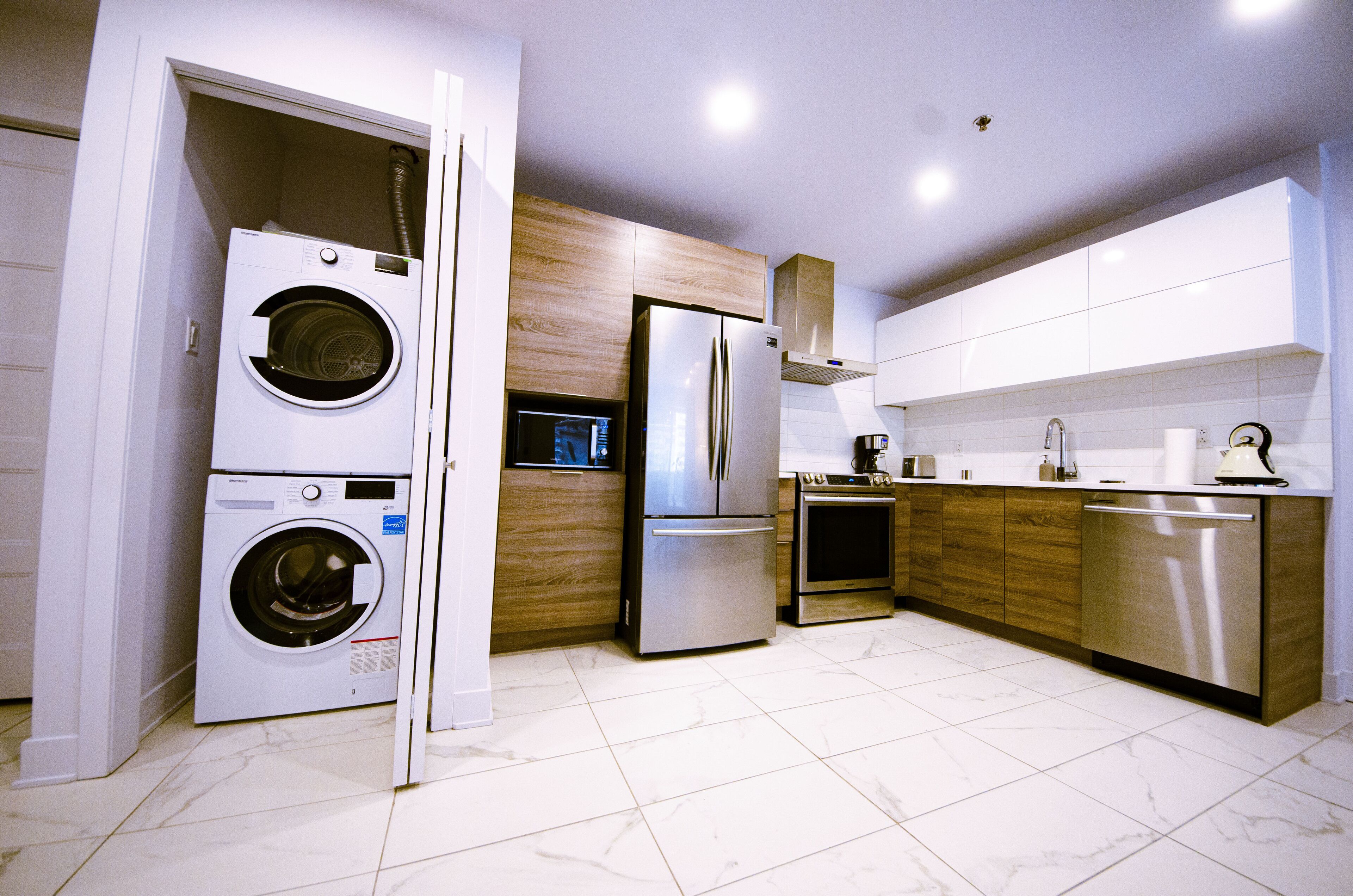 Réfrigérateur, micro-ondes, four, plaque de cuisson