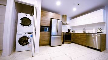 Réfrigérateur, micro-ondes, four, plaque de cuisson