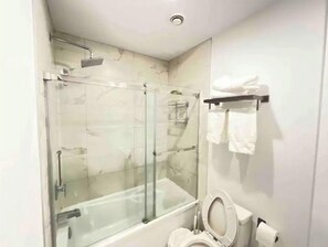 Ensemble douche/baignoire, sèche-cheveux, serviettes fournies, savon