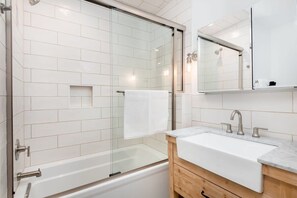 Douche, séchoir à cheveux, serviettes fournies, shampooing