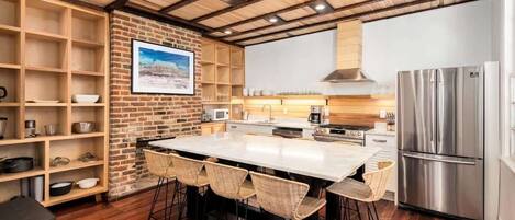 Réfrigérateur, micro-ondes, four, plaque de cuisson