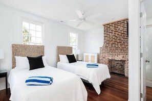4 habitaciones, tabla de planchar con plancha, wifi y ropa de cama