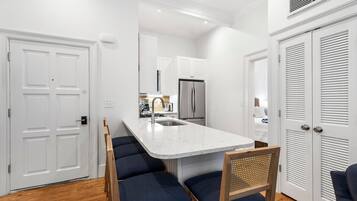 冰箱、微波炉、烤箱、炉灶