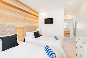 4 bedrooms, desk, iron/ironing board, WiFi - Boutique Home & Resort Pool 'The Sullivan' (Charleston)