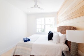 4 bedrooms, desk, iron/ironing board, WiFi - Boutique Home & Resort Pool 'The Sullivan' (Charleston)