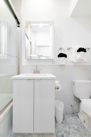 Douche, sèche-cheveux, serviettes fournies