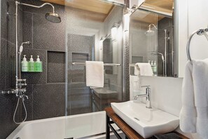 Baignoire, sèche-cheveux, serviettes fournies, shampoing