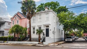 A row of two-story houses with a street in front. - Boutique Historic Home ‘The Cisco’ (Charleston)