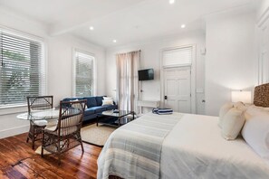 Iron/ironing board, WiFi, bed sheets - Boutique Home & Resort Pool ‘The Cisco’ (Charleston)