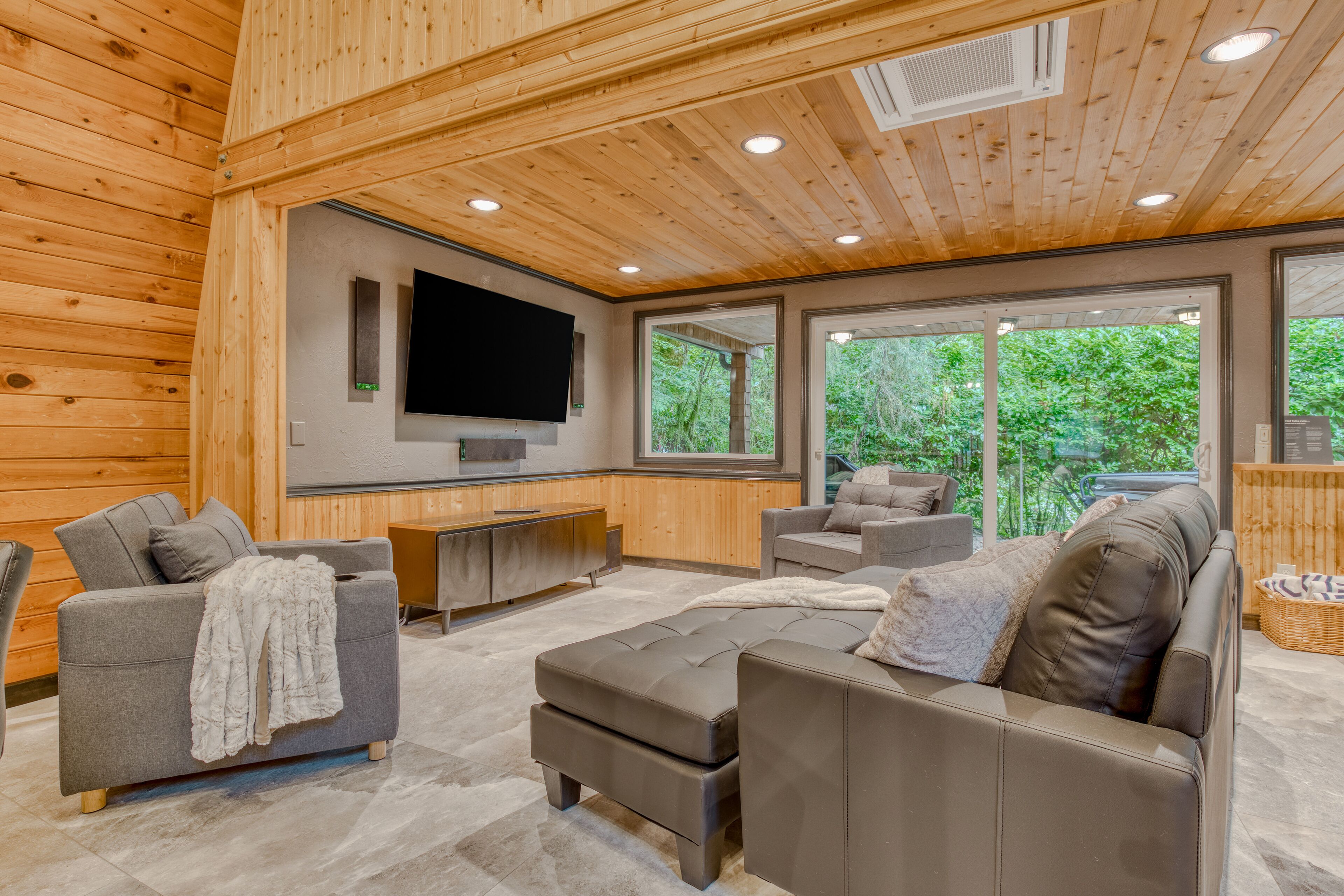 Lodge-inspired family-friendly home w/hot tub, grill, fireplace, & washer/dryer