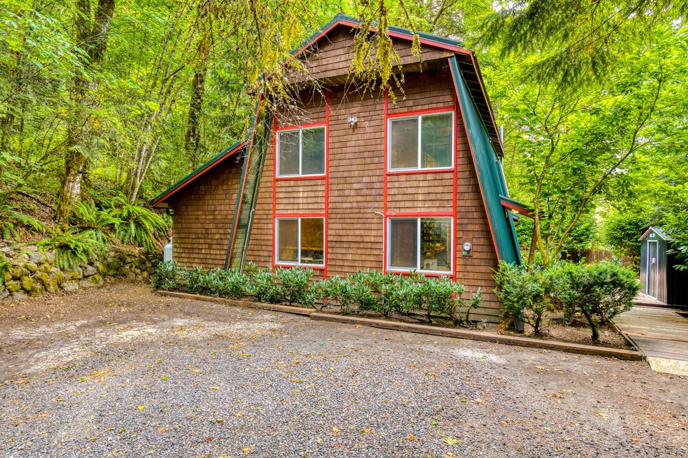 Lodge-inspired family-friendly home w/hot tub, grill, fireplace, & washer/dryer
