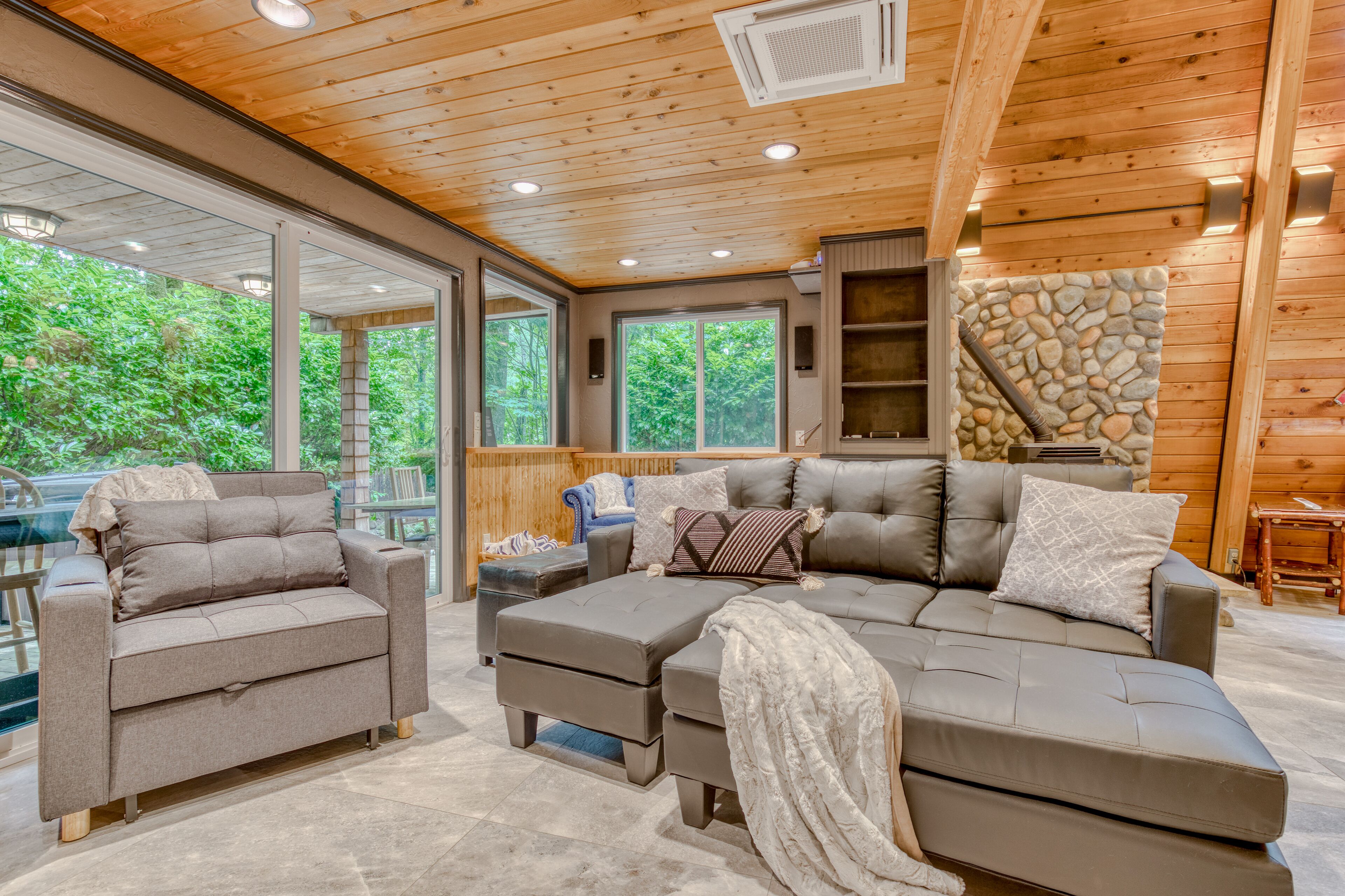 Lodge-inspired family-friendly home w/hot tub, grill, fireplace, & washer/dryer