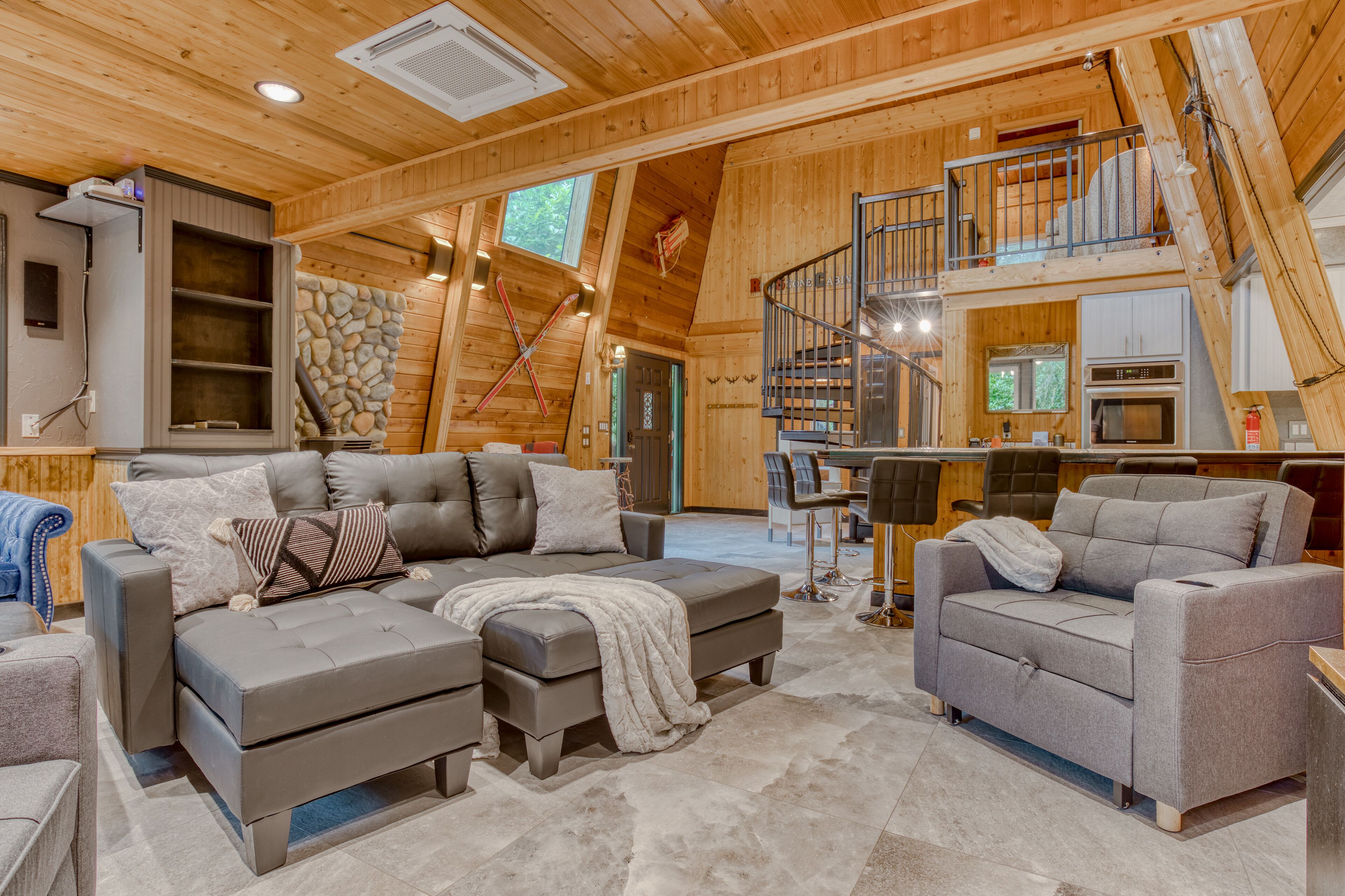 Lodge-inspired family-friendly home w/hot tub, grill, fireplace, & washer/dryer