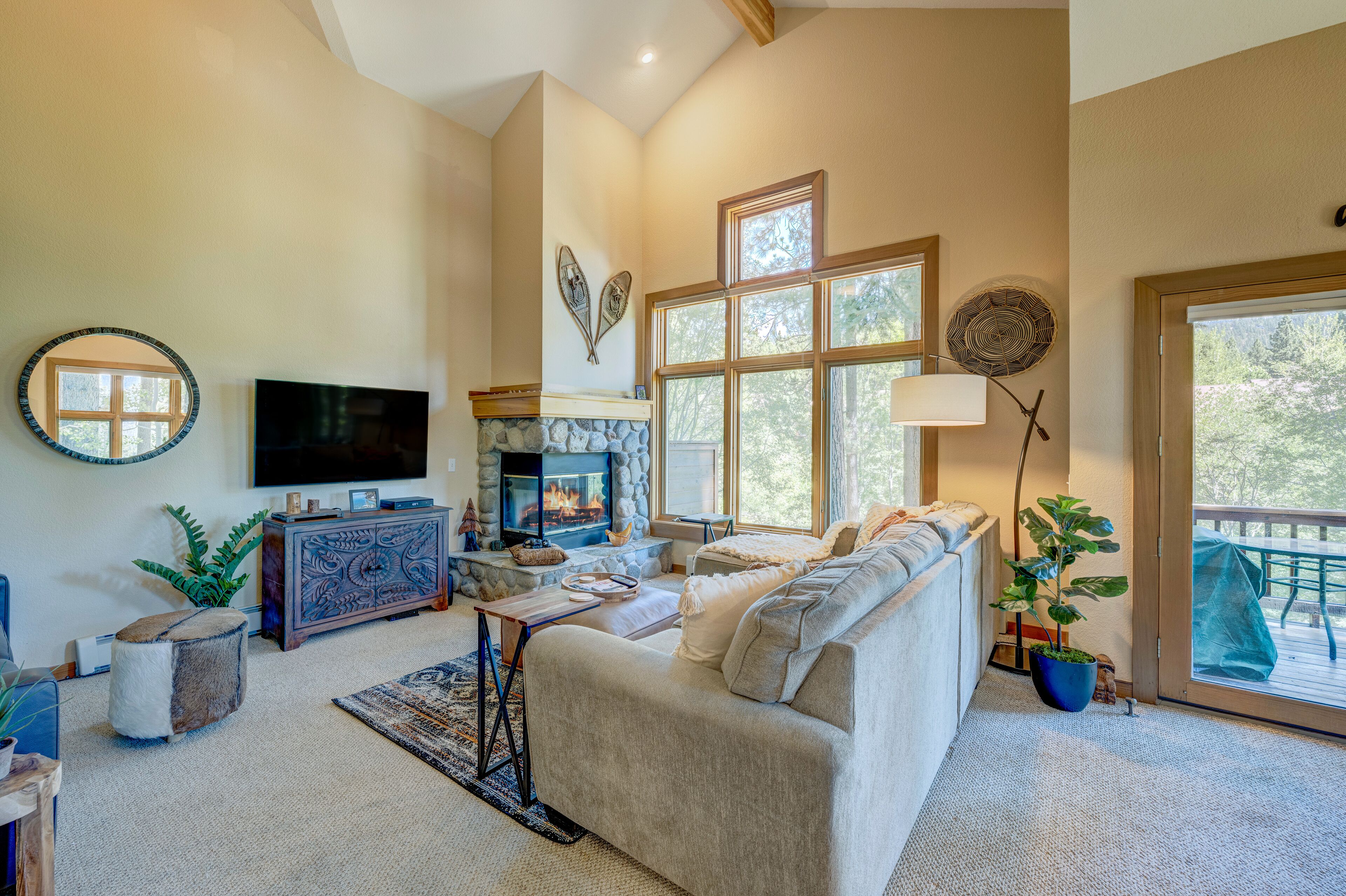Idyllic mountain getaway with pool & tennis access, walk to lake, near skiing