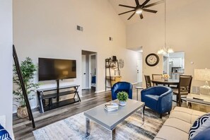 Smart TV, fireplace