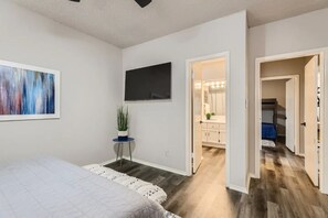 2 habitaciones, escritorio, tabla de planchar con plancha y wifi gratis