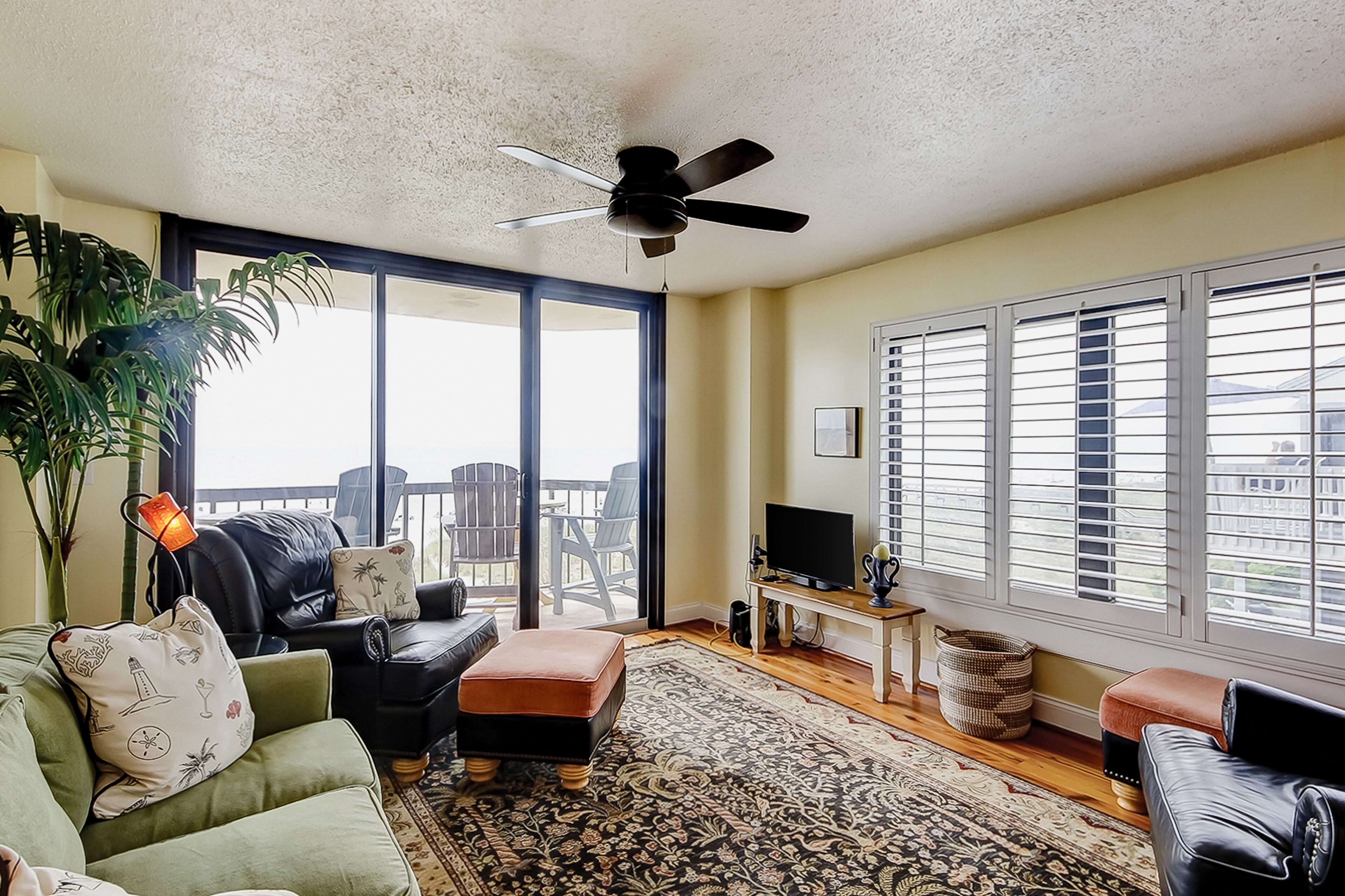 Oceanfront condo with central AC, washer/dryer, pool, & hot tub