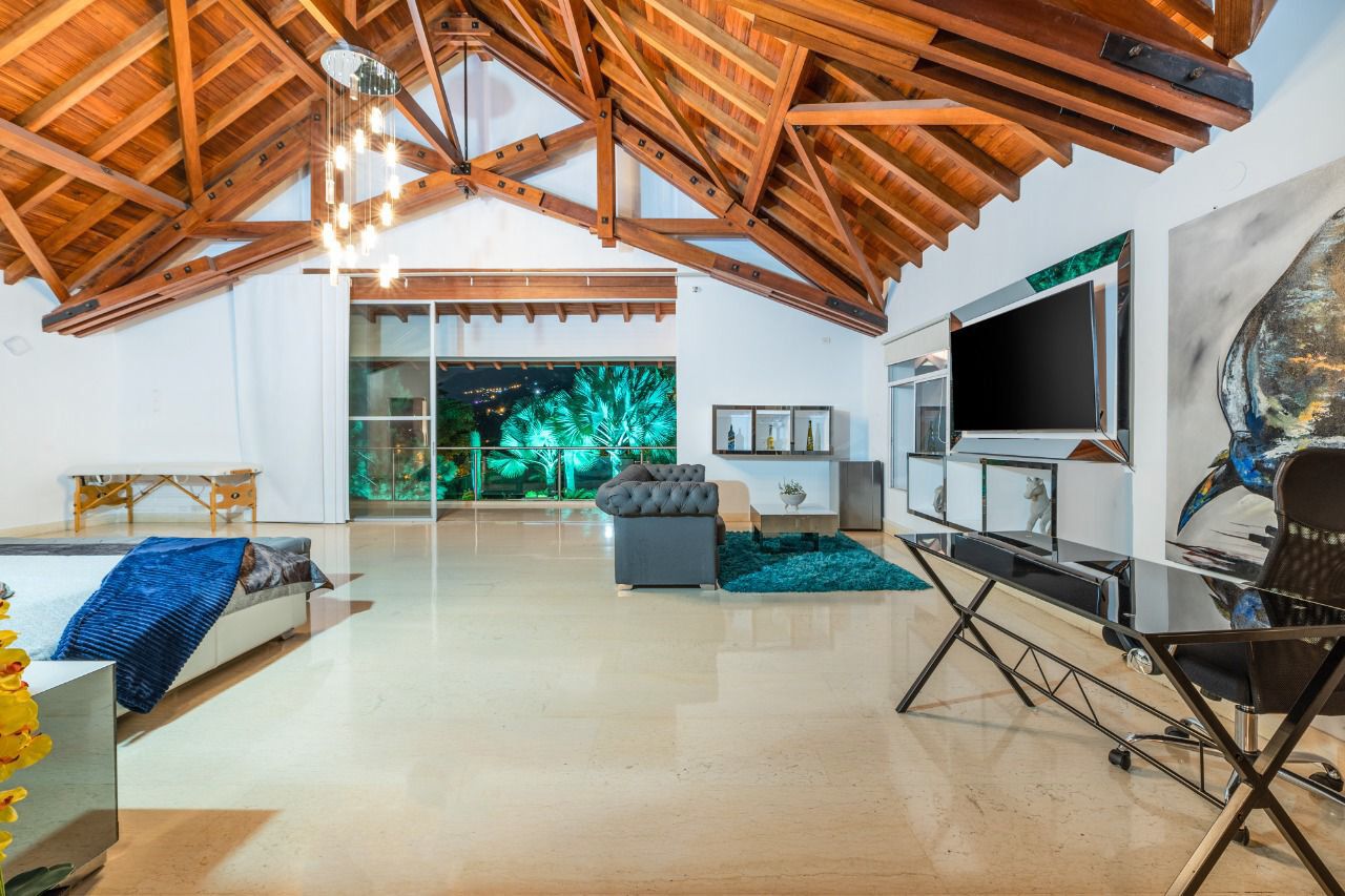 VILLA ELEGANCIA, VISTAS A LA CIUDAD CON JACUZZI Y PISCINA.