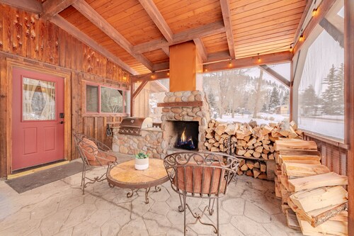 Cabin-on Main-1 Bed 1 Bath 1 SleepSofa Pet w/ Fee