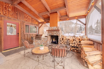 Cabin-on Main-1 Bed 1 Bath 1 SleepSofa Pet w/ Fee