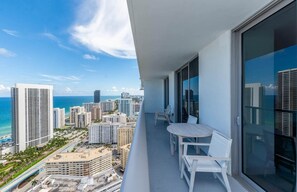 Outdoor dining - 3505 Hyde Beach House 2 B the Best Ocean View 35 Floor (Hollywood)