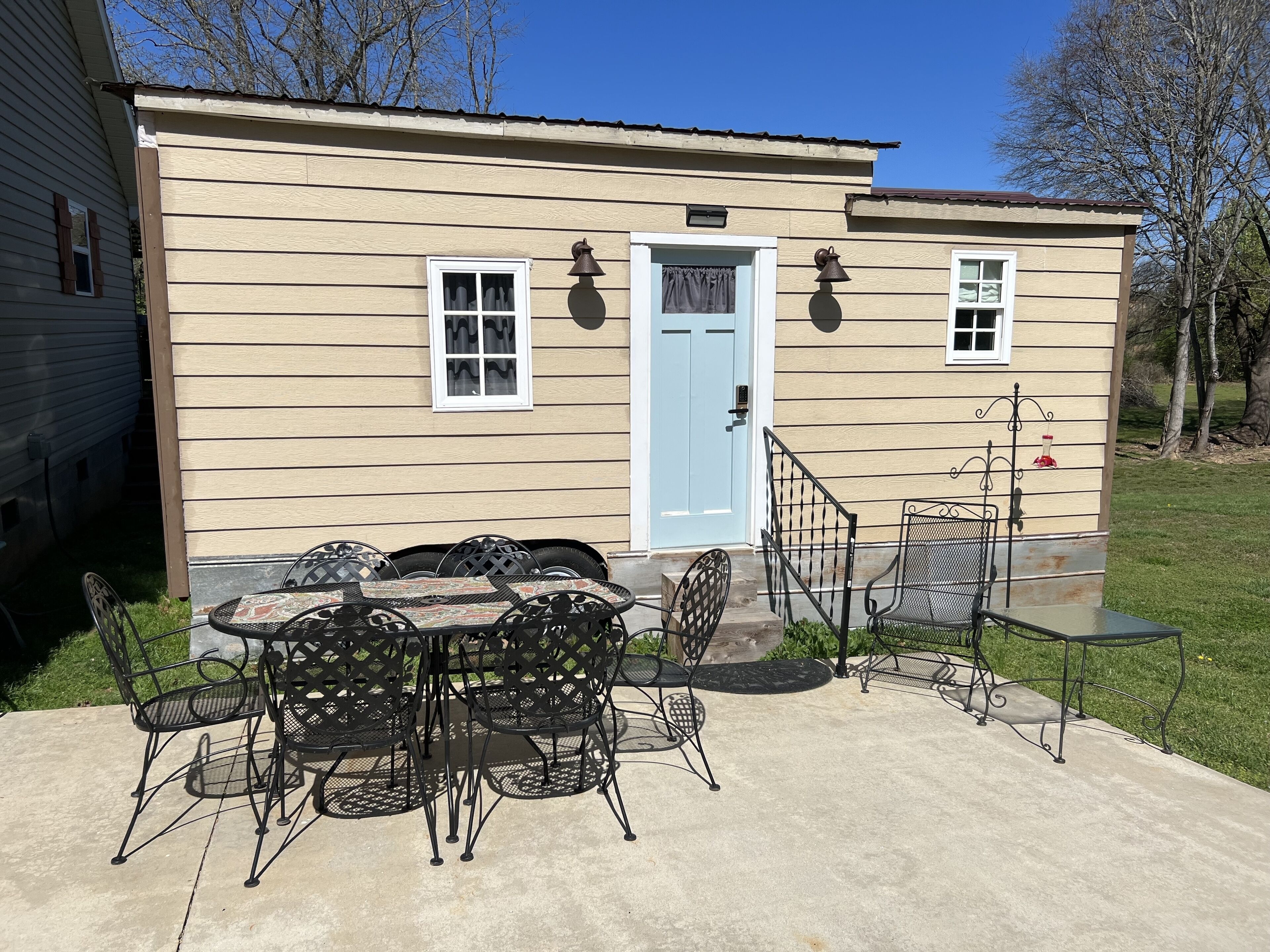 Humble Tiny Shack is located just 5 minutes from Lake Hartwell.