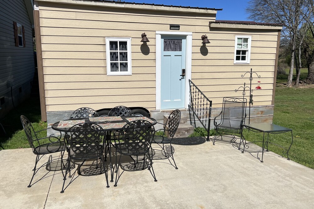 Humble Tiny Shack is located just 5 minutes from Lake Hartwell.