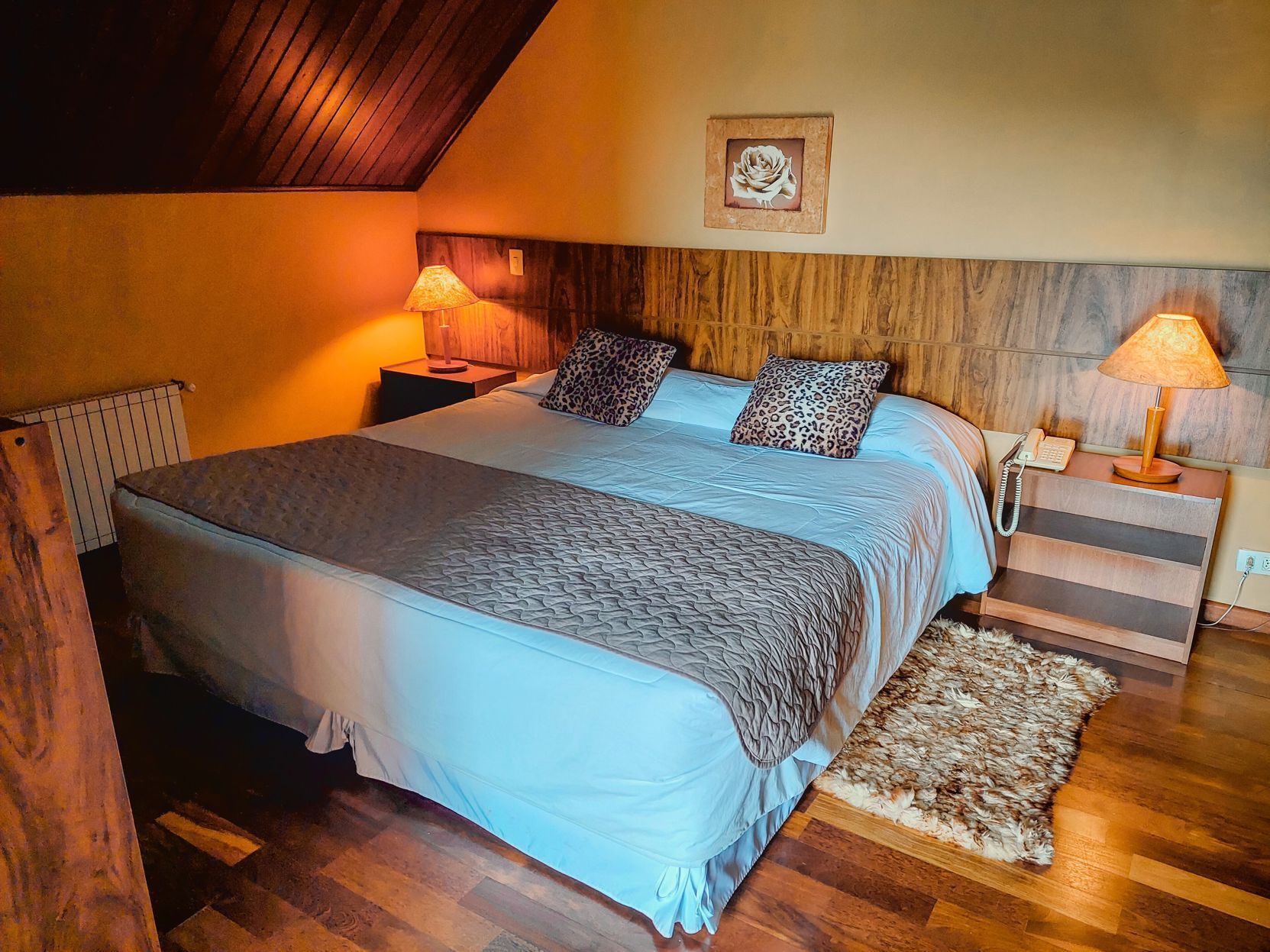 Minibar, free WiFi, bed sheets