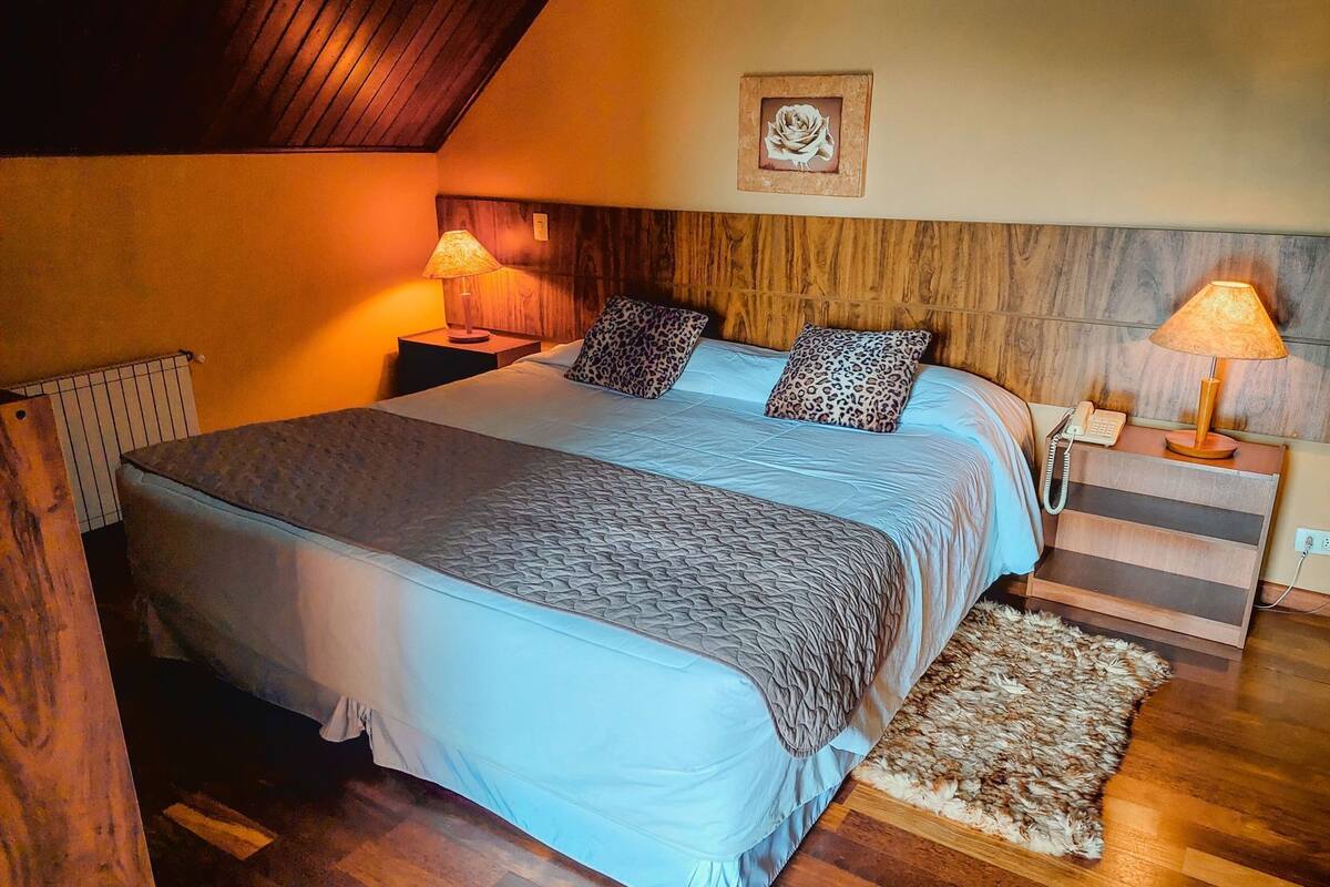 Minibar, free WiFi, bed sheets