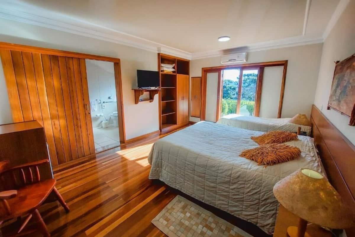 Minibar, wifi gratis y ropa de cama