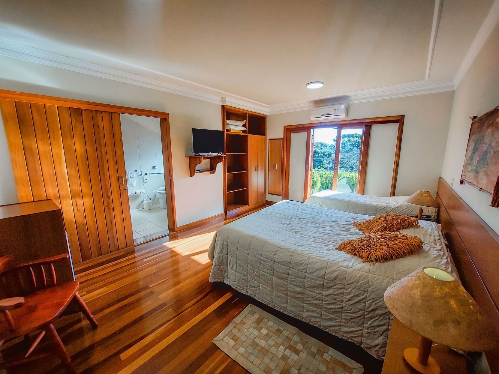 Minibar, free WiFi, bed sheets