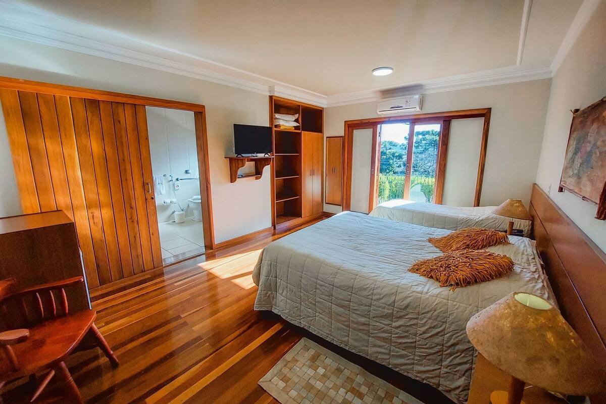 Minibar, free WiFi, bed sheets