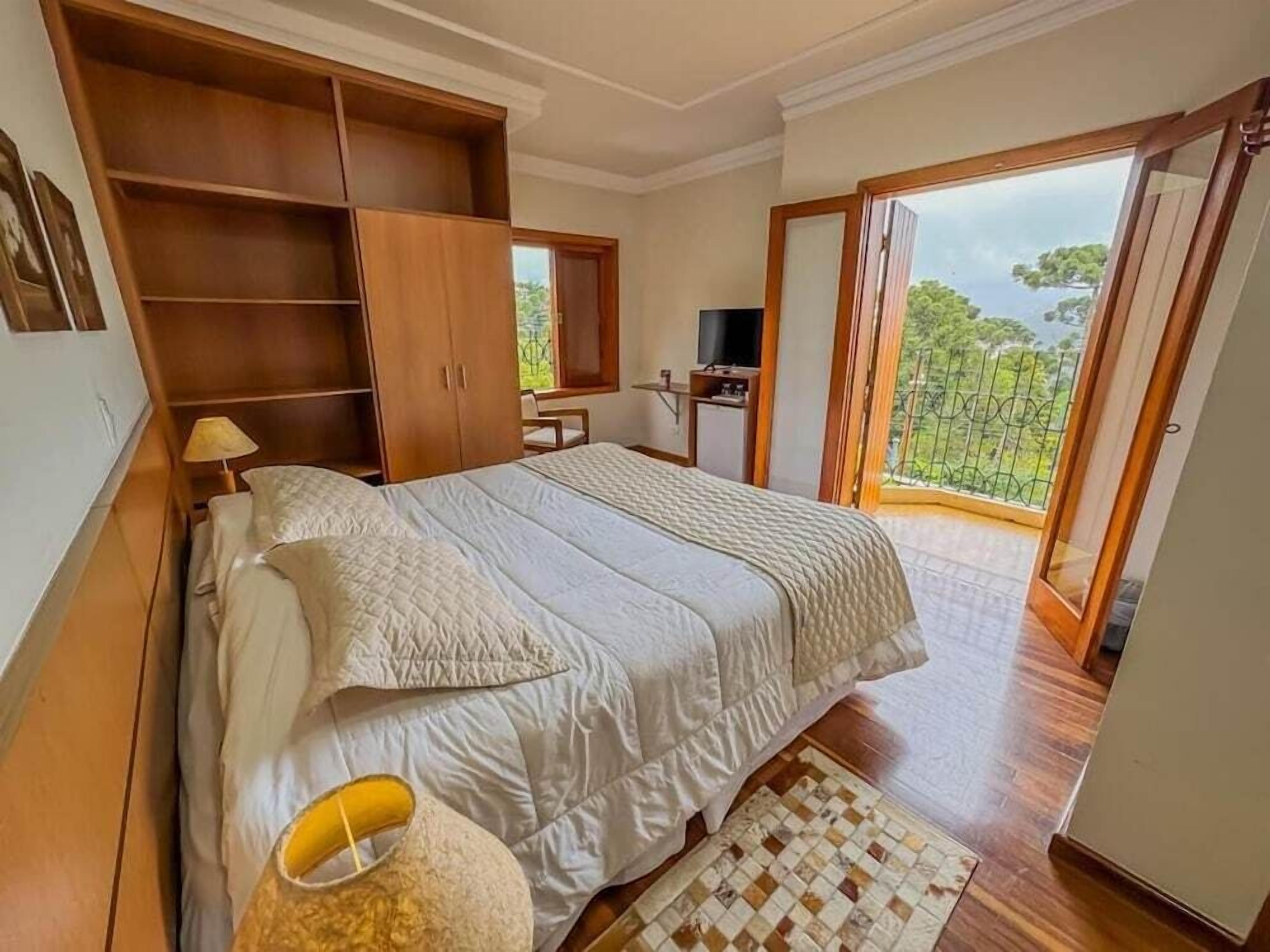 Minibar, free WiFi, bed sheets