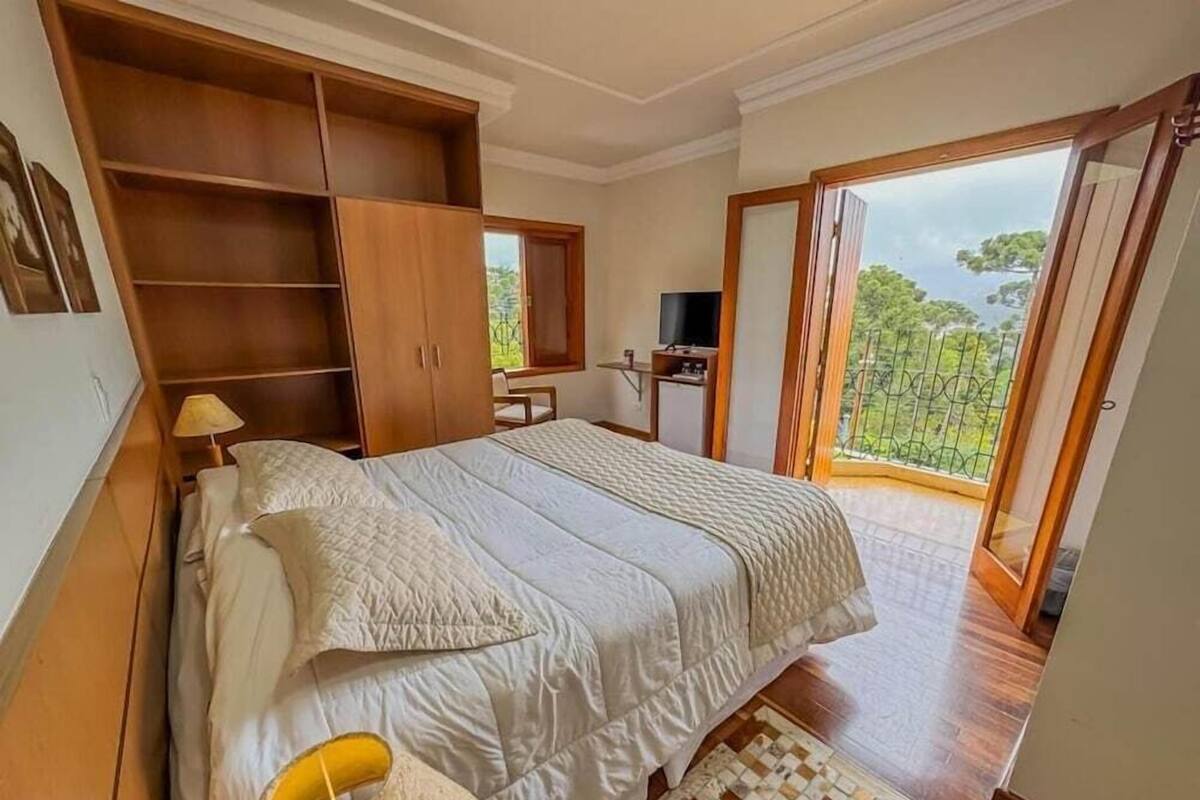 Minibar, free WiFi, bed sheets