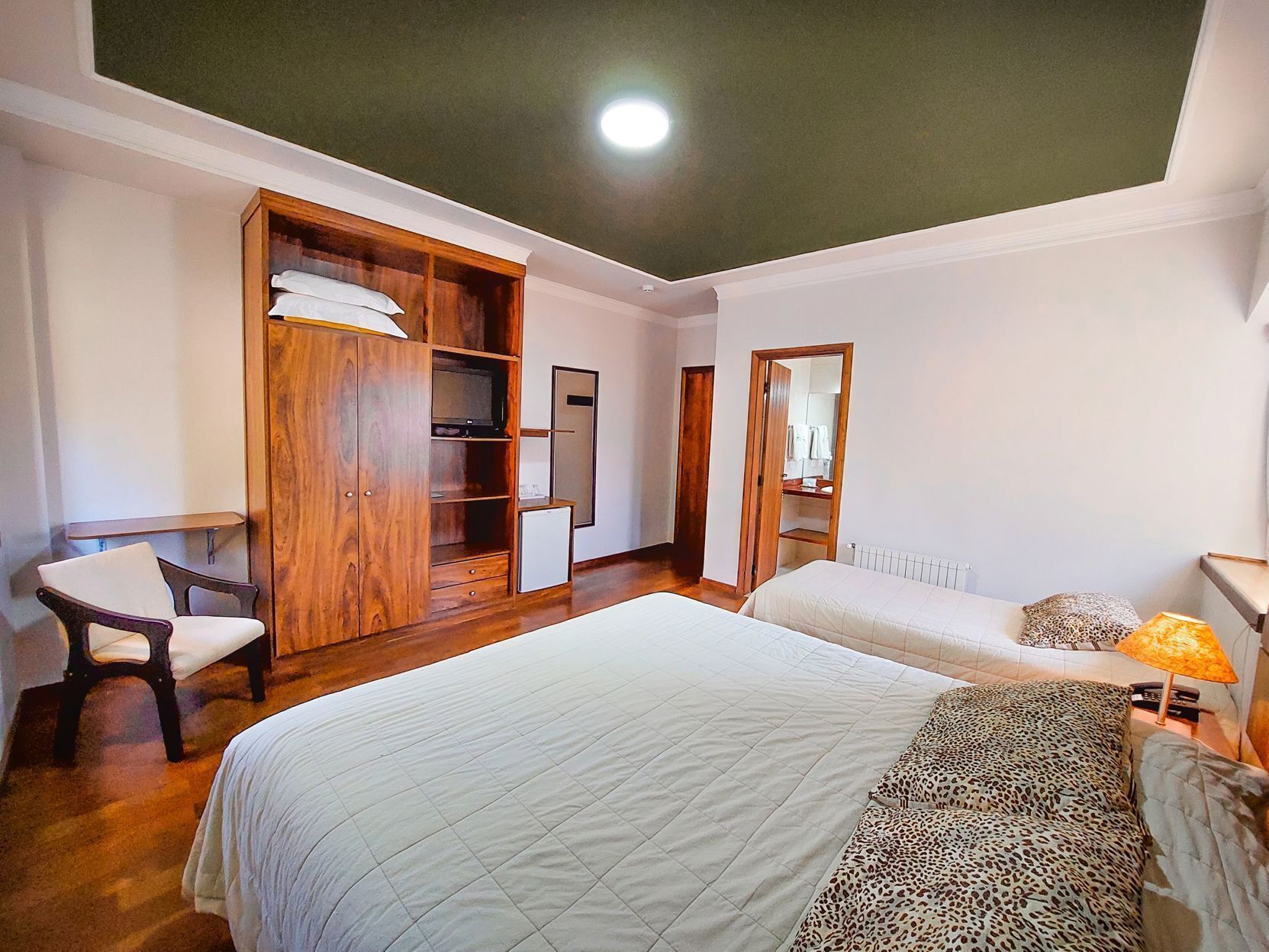 Minibar, free WiFi, bed sheets