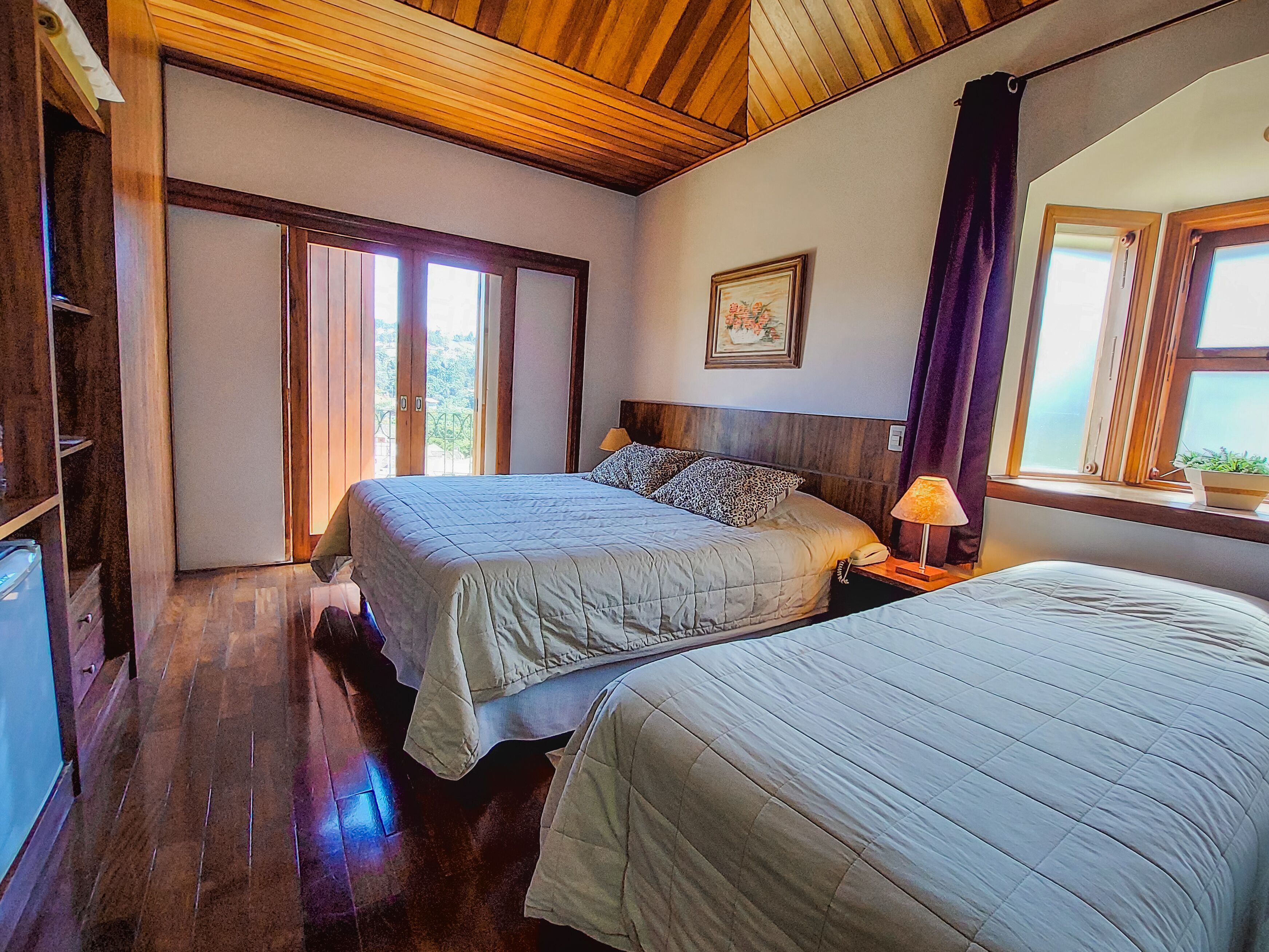 Minibar, free WiFi, bed sheets