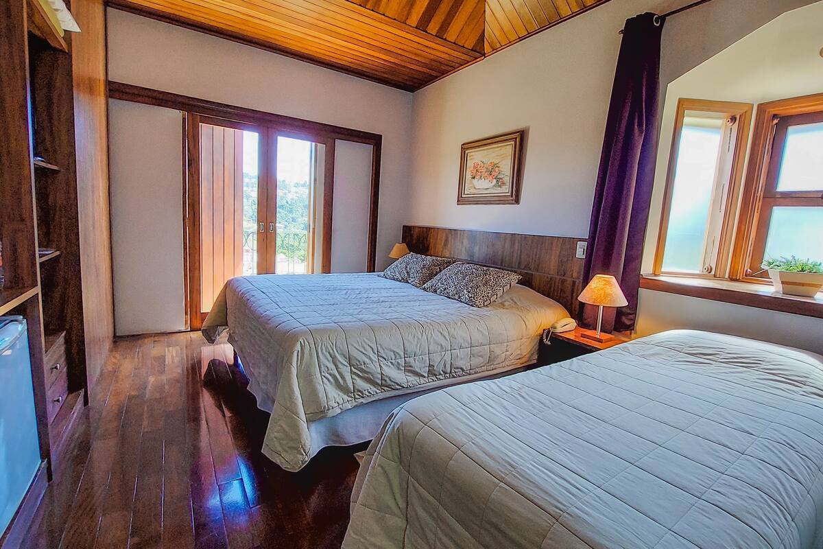 Minibar, free WiFi, bed sheets