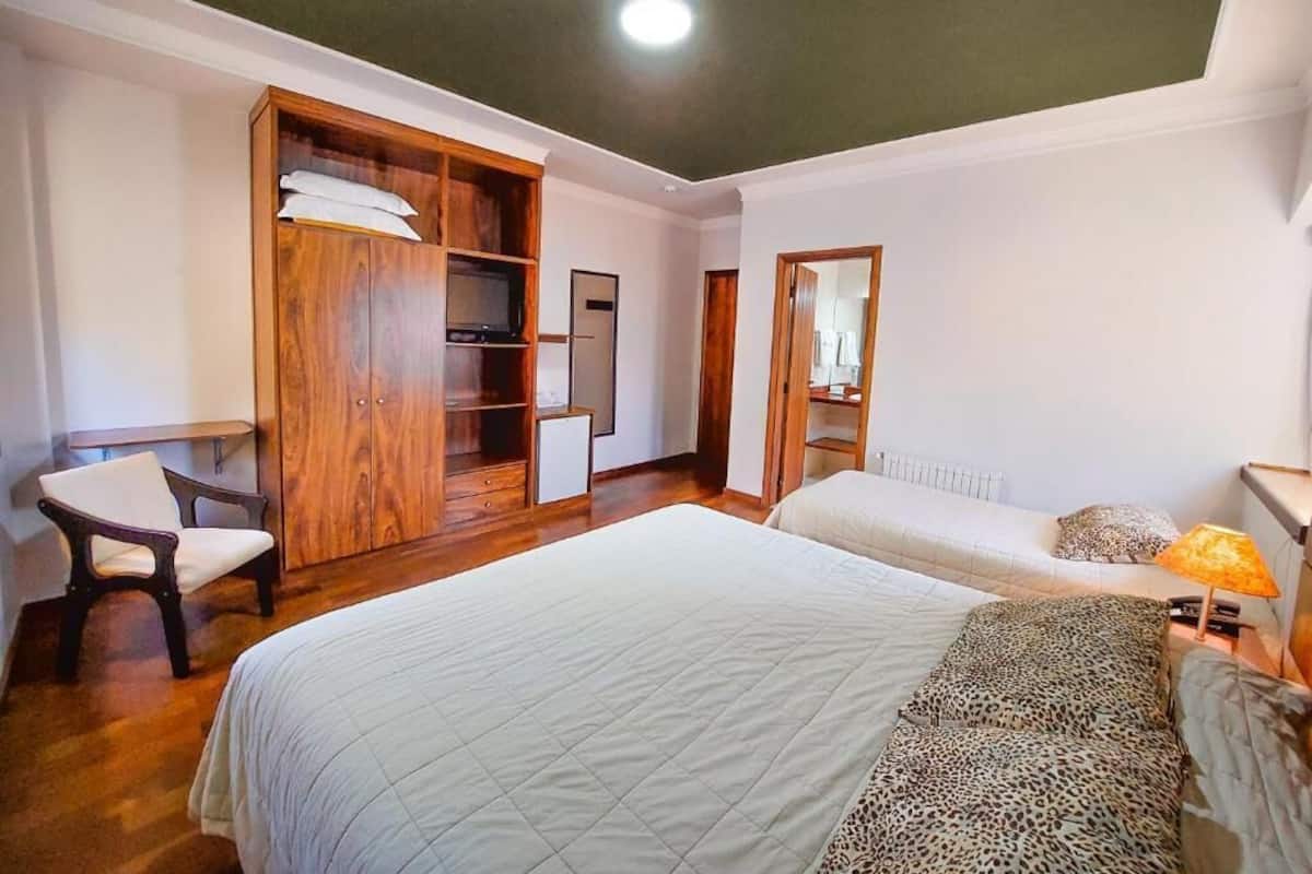 Minibar, wifi gratis y ropa de cama