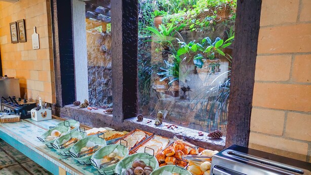 A buffet table with various food items and a toaster oven. - Pousada Victoria Villa Campos do Jordão (Campos do Jordão)
