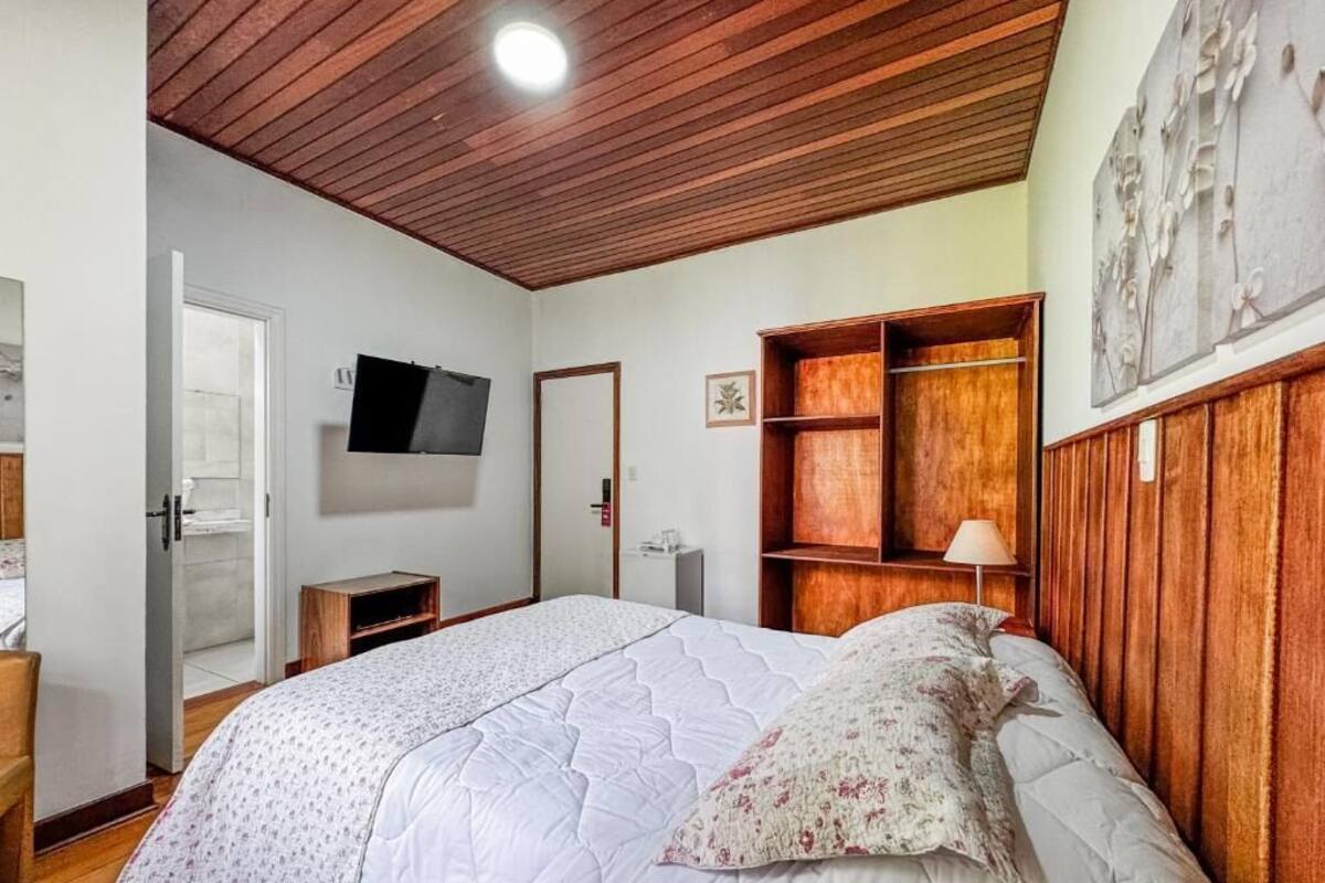 Minibar, wifi gratis y ropa de cama