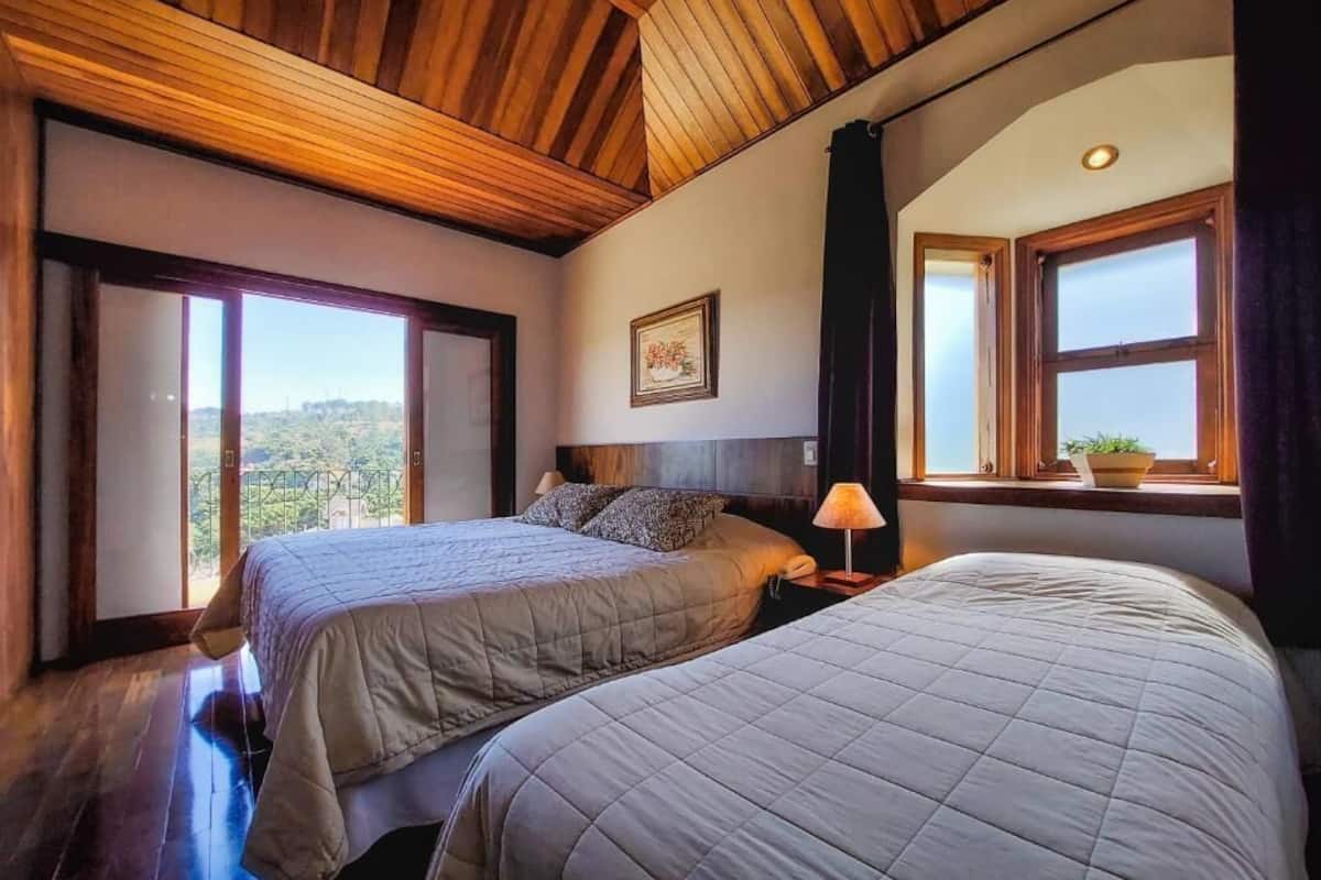 Minibar, wifi gratis y ropa de cama