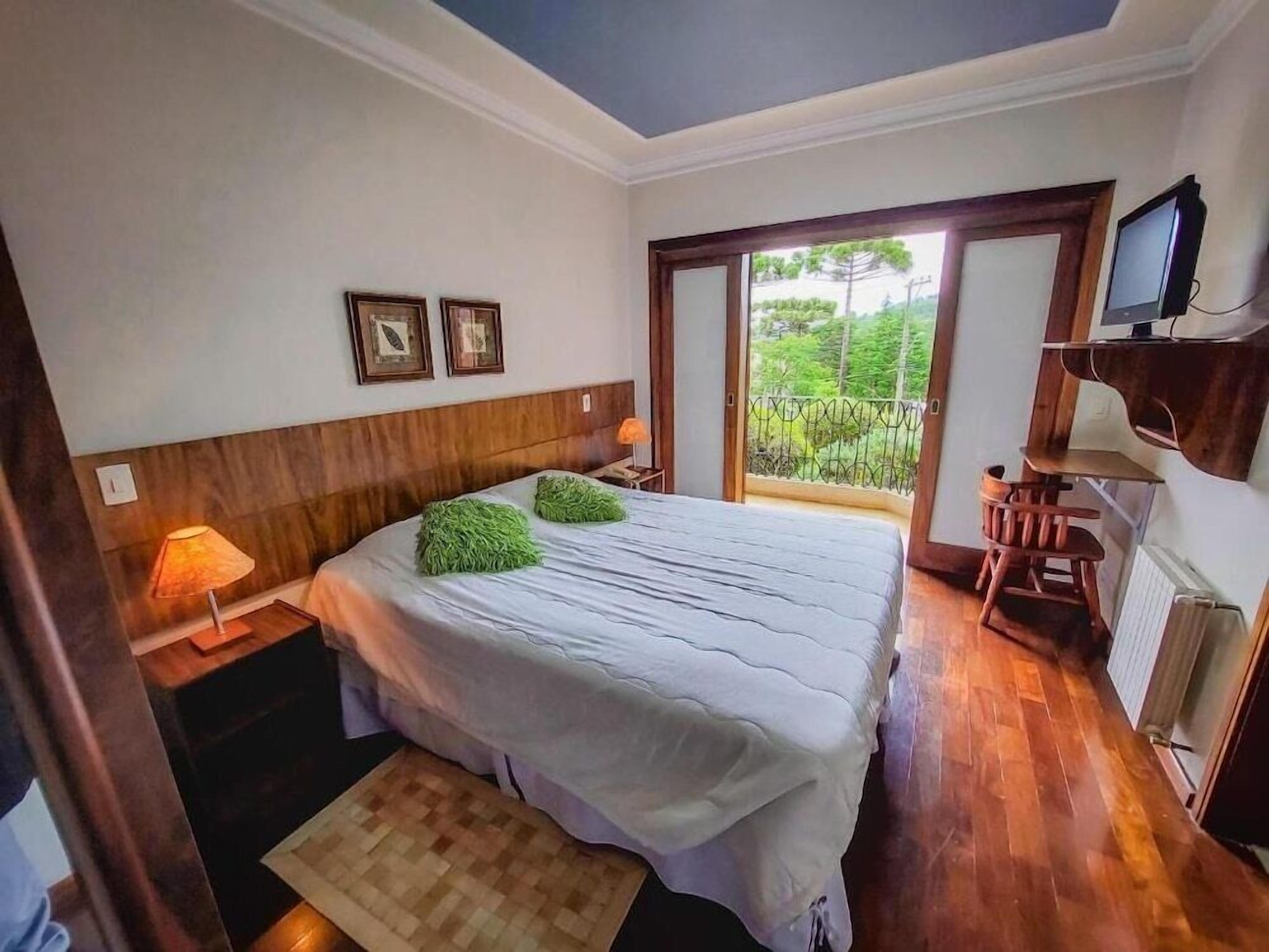 Minibar, free WiFi, bed sheets