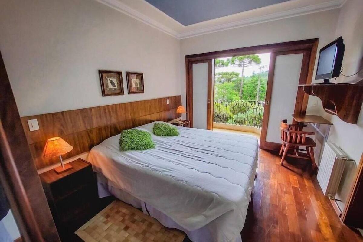 Minibar, free WiFi, bed sheets