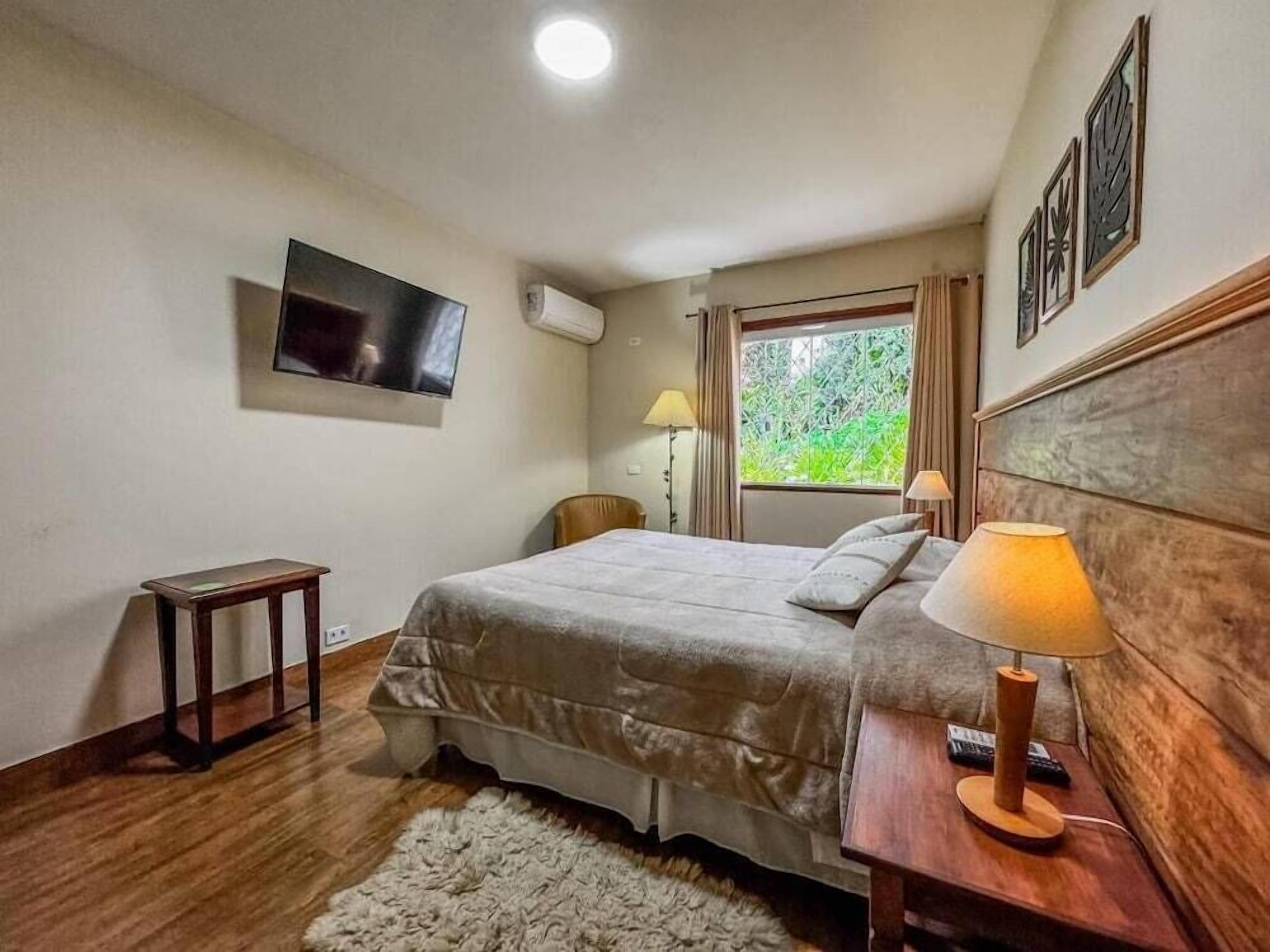 Minibar, free WiFi, bed sheets