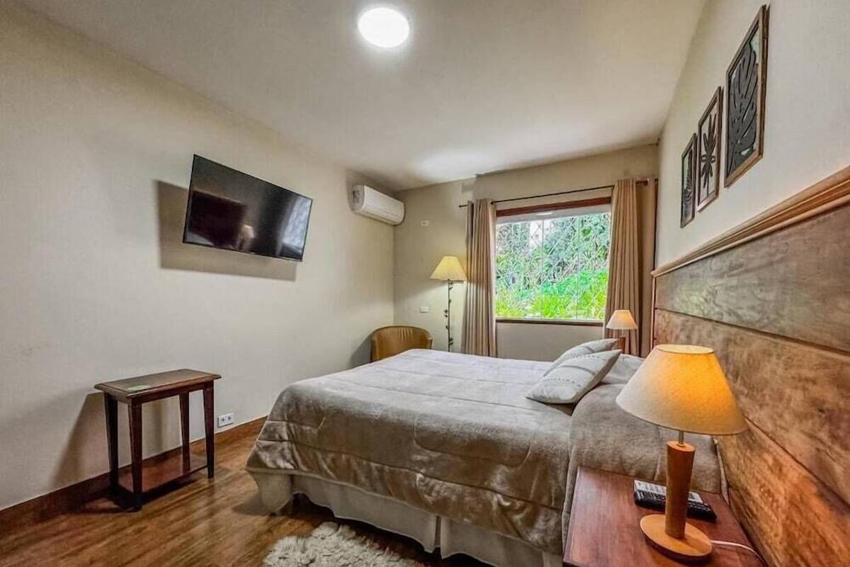 Minibar, free WiFi, bed sheets