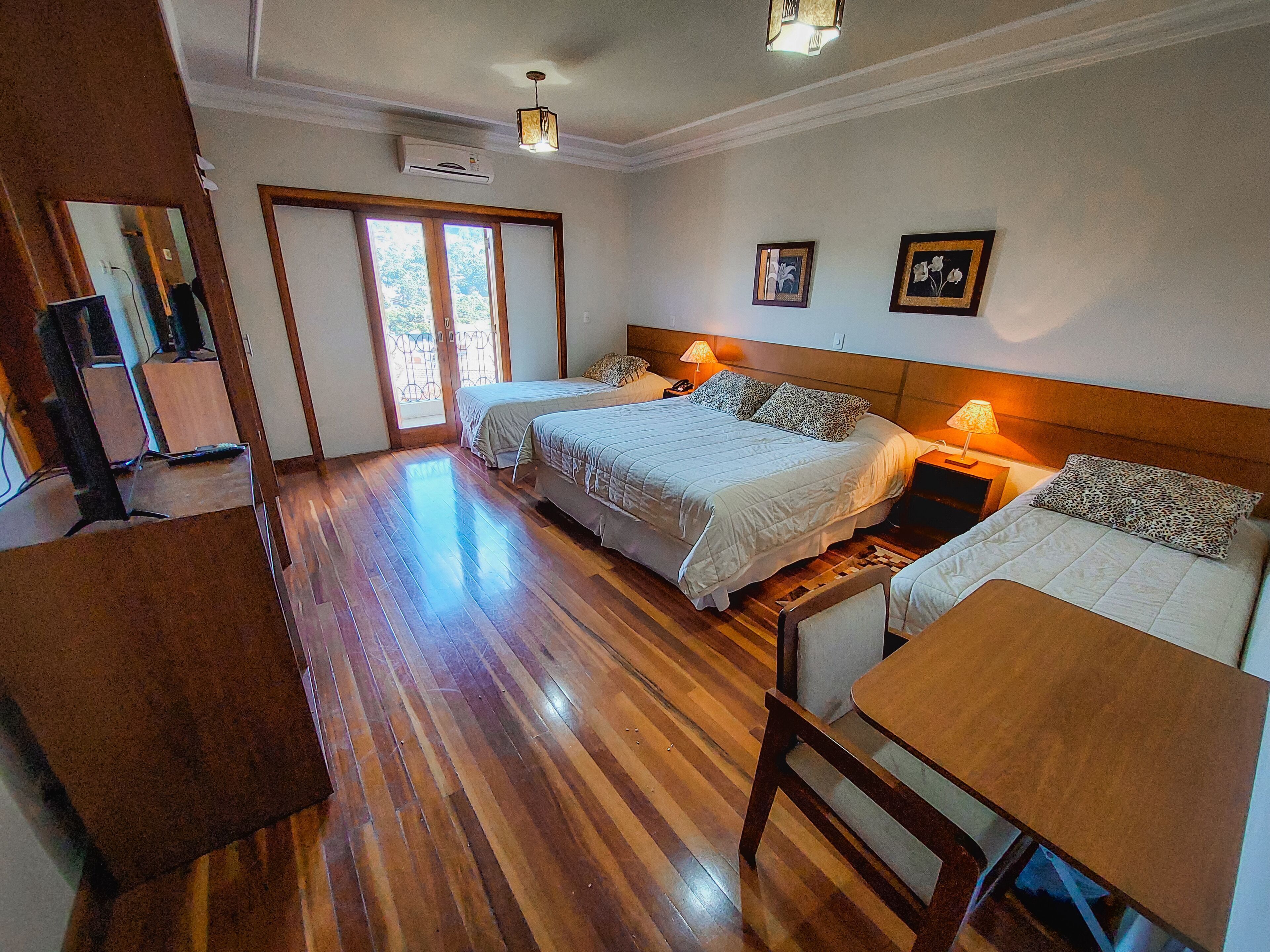 Minibar, free WiFi, bed sheets